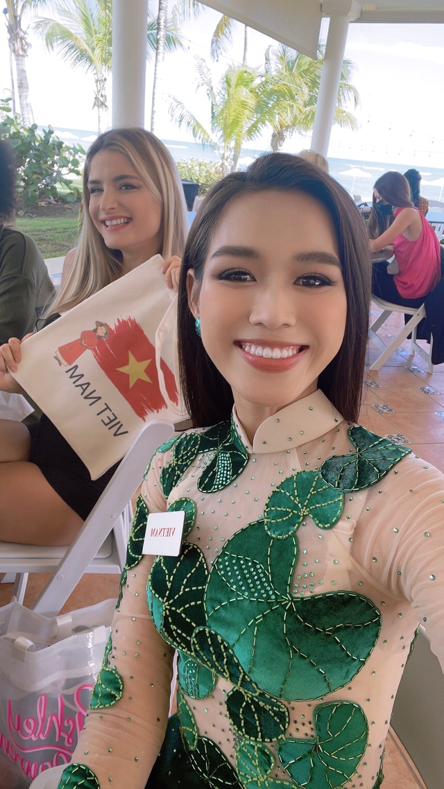 Đỗ Thị Hà diện áo dài Rau má, tặng quà cho các thí sinh Miss World 2021 - Ảnh 3.