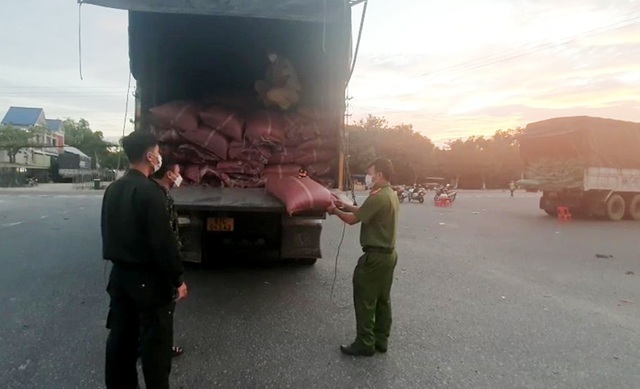 Bắt 2 xe tải vận chuyển 42 tấn hạt cà phê không rõ nguồn gốc - Ảnh 1.