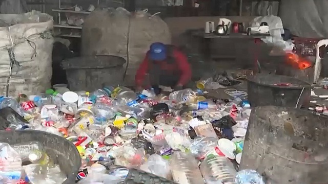 Người di cư Afghanistan chật vật mưu sinh từ nghề gom rác - Ảnh 1.