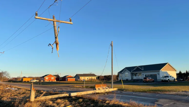 Cuồng phong khiến 210.000 khách hàng bị mất điện ở tỉnh Ontario, Canada - Ảnh 1.