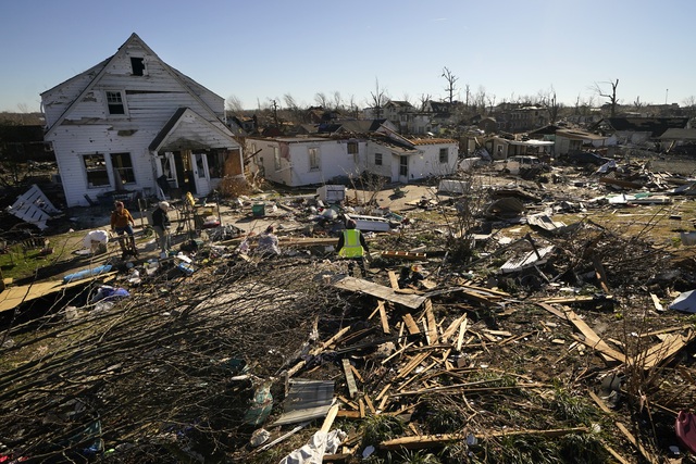 74 người thiệt mạng, hơn 100 người mất tích trong thảm họa lốc xoáy ở Kentucky - Ảnh 1.