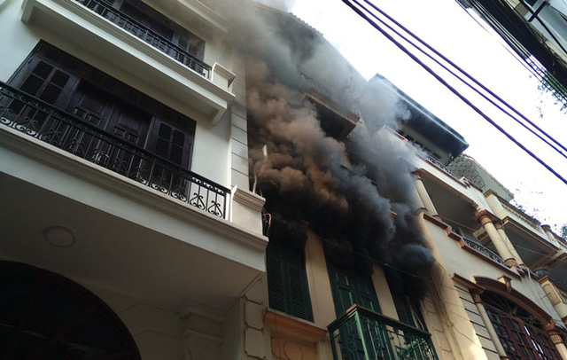 Cháy nhà 5 tầng ở quận Thanh Xuân (Hà Nội), nghi do chập điện - Ảnh 1.