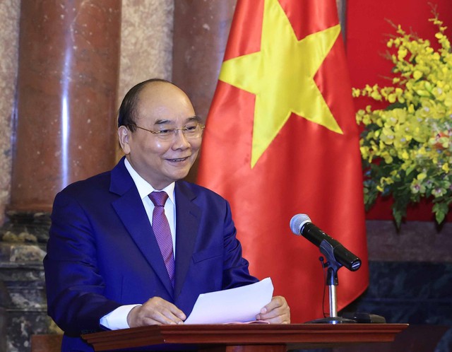 Chủ tịch nước Nguyễn Xuân Phúc trao quyết định phong hàm Đại sứ - Ảnh 1.