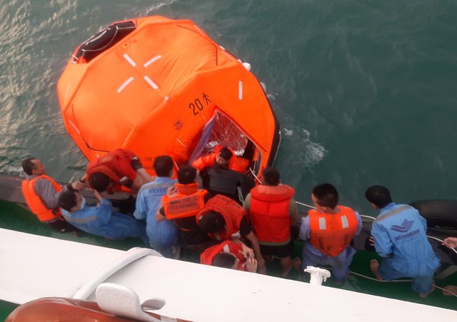 Cứu hộ 17 thuyền viên bị nạn ở biển Vân Phong (Khánh Hòa) - Ảnh 1.