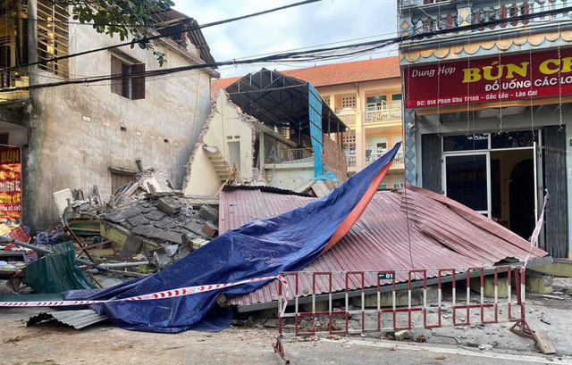 Ngôi nhà 3 tầng bất ngờ đổ sập do hàng xóm đào móng xây nhà | VTV.VN