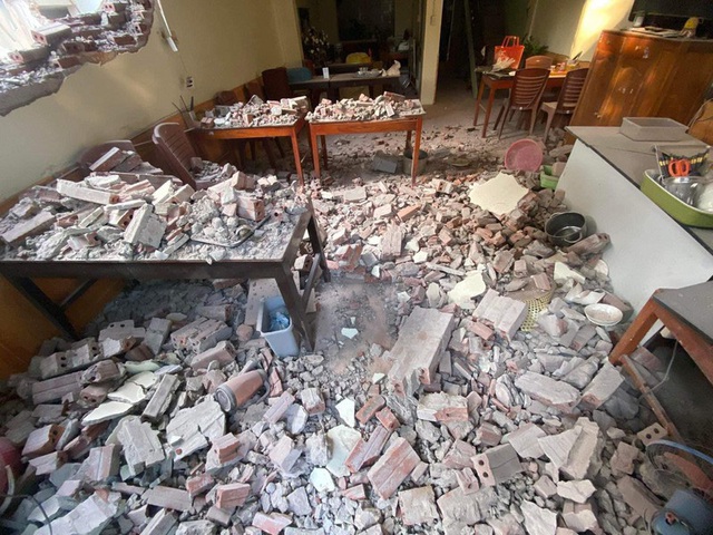 Ngôi nhà 3 tầng bất ngờ đổ sập do hàng xóm đào móng xây nhà - Ảnh 2.