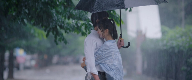 Thương ngày nắng về: Ngọc Huyền run cầm cập ở cảnh ôm Doãn Quốc Đam dưới mưa - Ảnh 3.