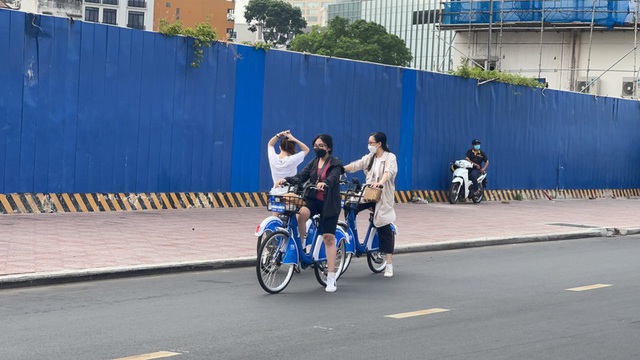 Người dân TP Hồ Chí Minh hào hứng trải nghiệm dịch vụ xe đạp công cộng - Ảnh 1.
