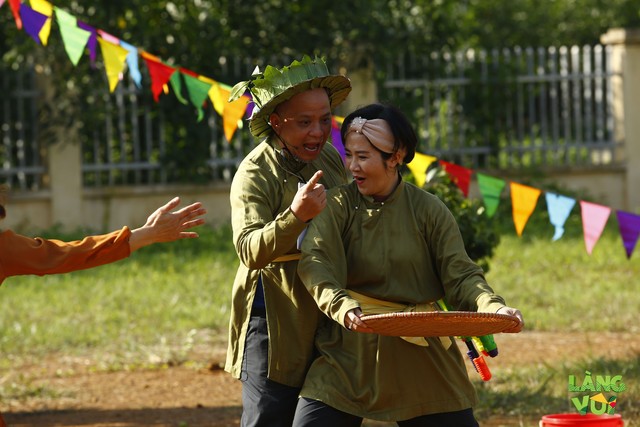 Diễn viên Nguyệt Hằng trổ tài nhảy múa cùng chị em dân tộc Mường - Ảnh 2.