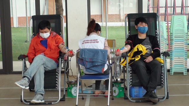 Hàng trăm người dân Hà Nội tham gia hiến máu giữa mùa dịch - Ảnh 5.