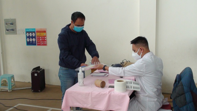 Hàng trăm người dân Hà Nội tham gia hiến máu giữa mùa dịch - Ảnh 7.