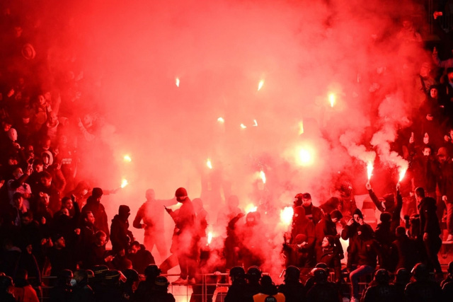 Bạo loạn trên khán đài, trận đấu giữa Paris FC với Lyon bị hủy bỏ - Ảnh 3.