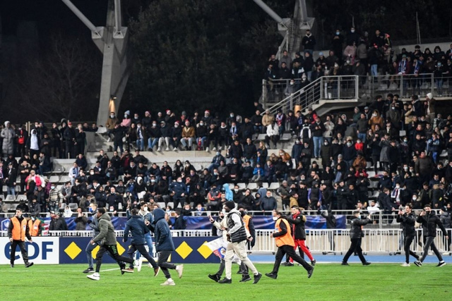 Bạo loạn trên khán đài, trận đấu giữa Paris FC với Lyon bị hủy bỏ - Ảnh 2.