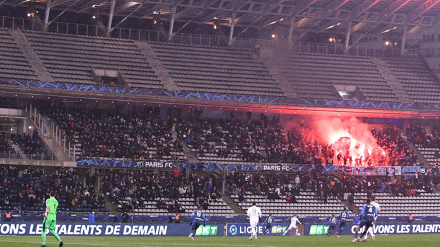 Bạo loạn trên khán đài, trận đấu giữa Paris FC với Lyon bị hủy bỏ - Ảnh 1.