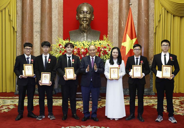 Chủ tịch nước trao tặng Huân chương lao động cho học sinh đoạt giải Olympic và Khoa học kỹ thuật quốc tế 2021 - Ảnh 3.