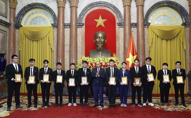 Chủ tịch nước trao tặng Huân chương lao động cho học sinh đoạt giải Olympic và Khoa học kỹ thuật quốc tế 2021 - Ảnh 4.