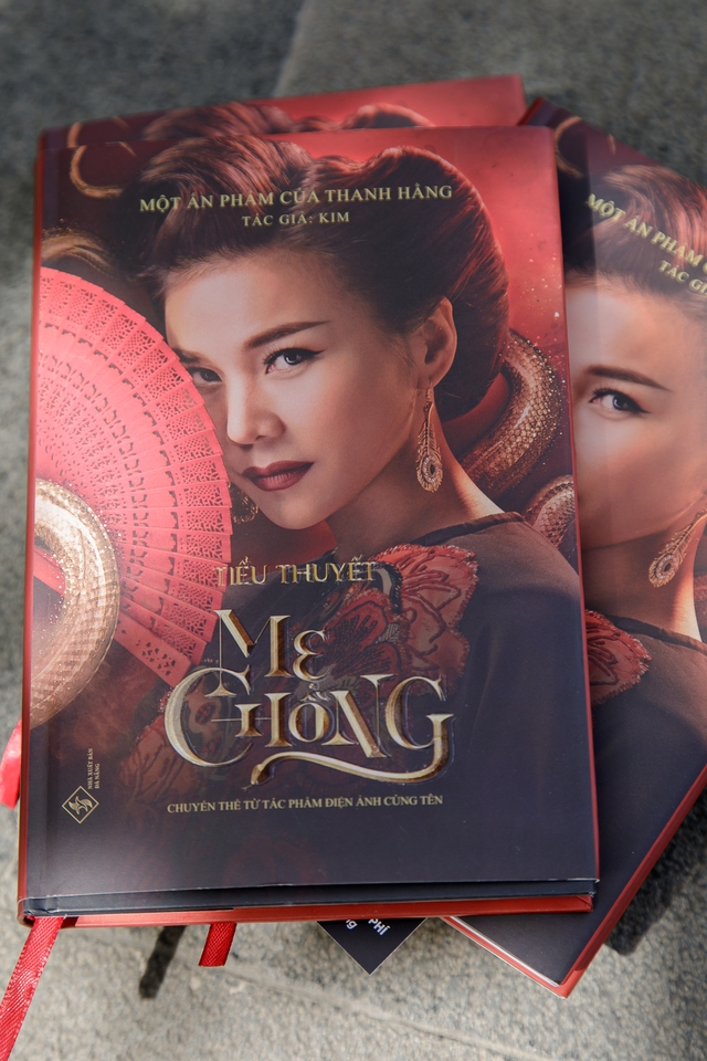 Siêu mẫu Thanh Hằng thử sức với vai trò Art Creatior, phát hành tiểu thuyết Mẹ Chồng - Ảnh 1.