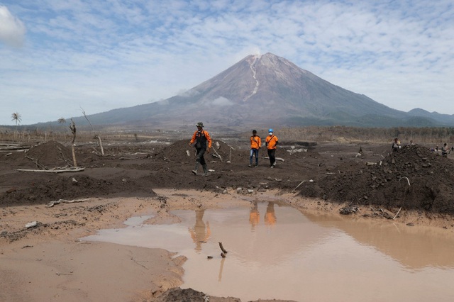 Núi lửa Semeru của Indonesia lại phun trào, phun cột tro bụi cao 2.000m - Ảnh 1.