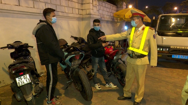 Vụ gần 100 quái xế bị bắt ở Hà Nội: Em lên cầu chơi thôi, em có biết đua đâu! - Ảnh 2.