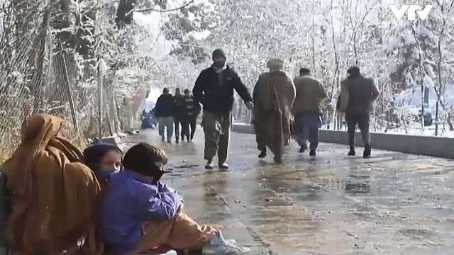 Đói và giá lạnh khiến cuộc sống của người dân Kabul thêm tồi tệ - Ảnh 1.