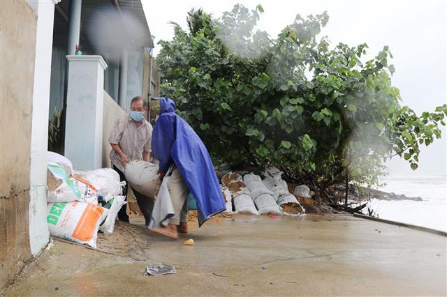Bão số 9 gây mưa to, gió giật ở Lý Sơn, sóng biển dâng cao “đánh úp” các khu dân cư ven biển Phú Yên - Ảnh 1.