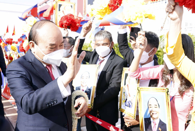 Chủ tịch nước Nguyễn Xuân Phúc đến Phnom Penh, bắt đầu thăm chính thức Campuchia - Ảnh 2.