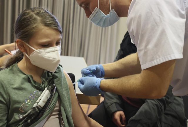 Đức khuyến nghị tiêm mũi vaccine tăng cường sớm hơn - Ảnh 1.