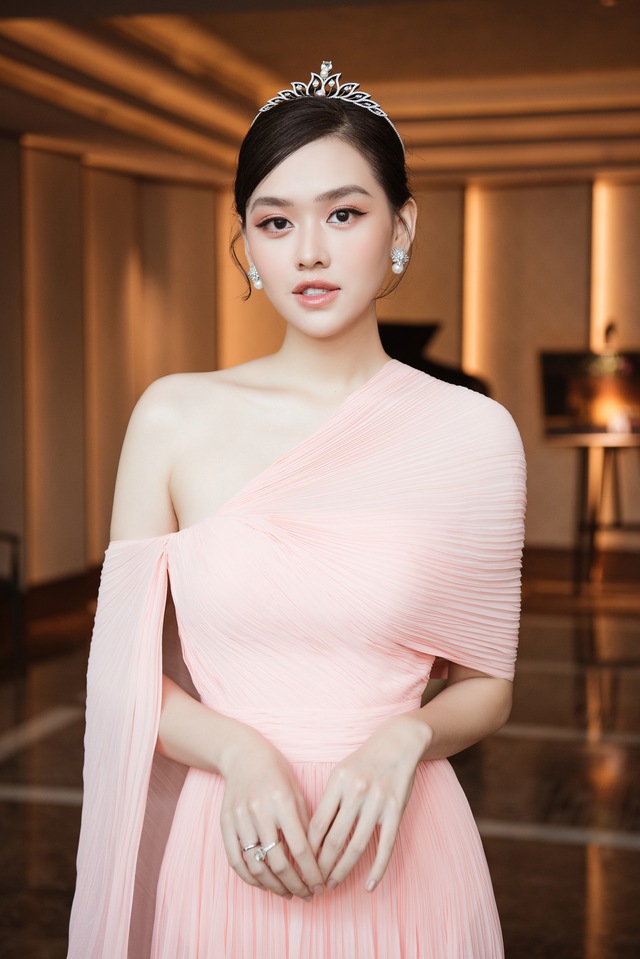 Thảm đỏ Miss World Vietnam 2022: Cặp Hoa hậu song Linh diện đầm cắt xẻ cuốn hút - Ảnh 7.