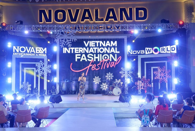 Diva Hồng Nhung, Lê Hiếu “đốn tim” khán giả tại Lễ hội thời trang quốc tế Việt Nam VIFF tại Novaland Gallery - Ảnh 1.