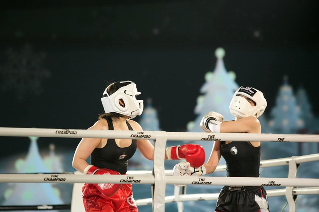 Nhà vô địch: Cao Thái Hà giành đai vô địch boxing tặng hai người đàn ông đặc biệt - Ảnh 1.