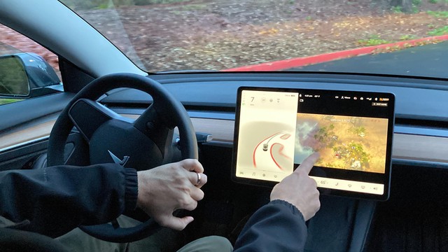 Tesla khóa tính năng giải trí trên xe khi đang di chuyển - Ảnh 1.
