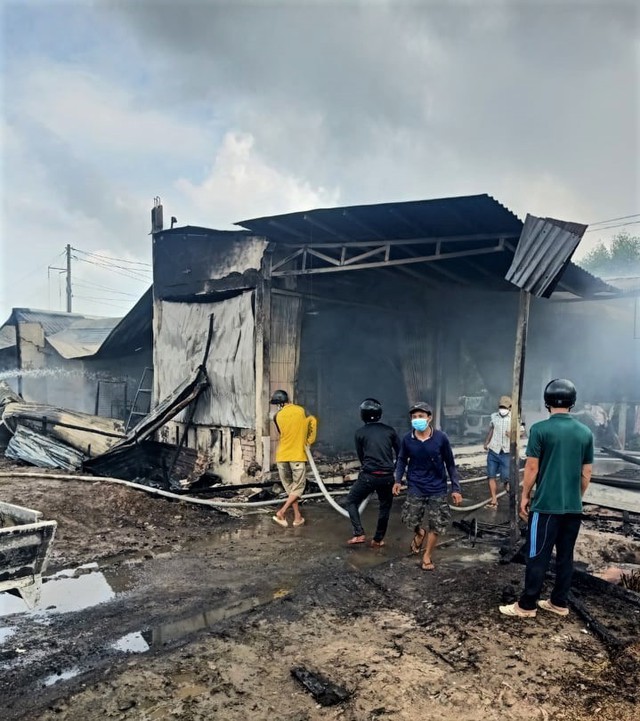 Xe chở dầu bất ngờ bốc cháy, 4 căn nhà bị thiêu rụi hoàn toàn - Ảnh 2.