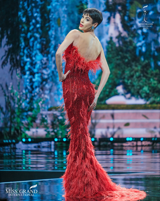 Bán kết Miss Grand International 2021: Thí sinh đọ dáng trong trang phục dạ hội - Ảnh 17.