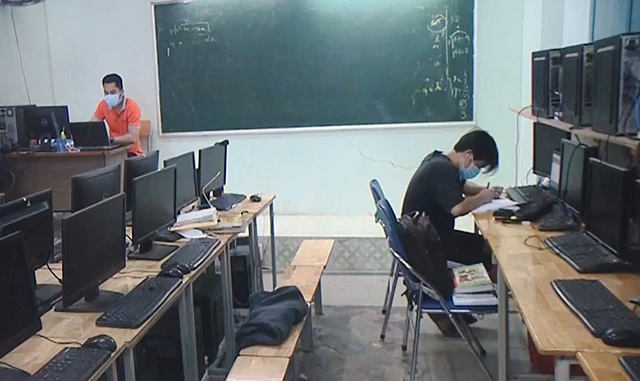 Các trường ở TP Hồ Chí Minh khẩn trương chuẩn bị đón học sinh từ ngày 13/12 - Ảnh 1.
