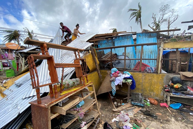 Số người thiệt mạng do cơn bão mạnh nhất năm Rai ở Philippines lên tới hơn 400 - Ảnh 1.