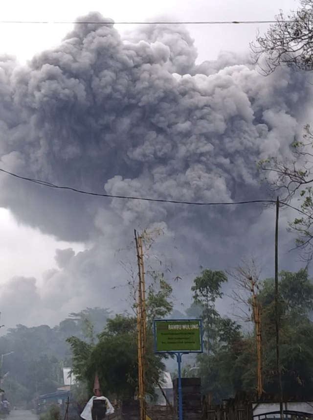 Núi lửa cao nhất Indonesia phun trào khiến một người thiệt mạng, hàng chục người bị thương - Ảnh 1.