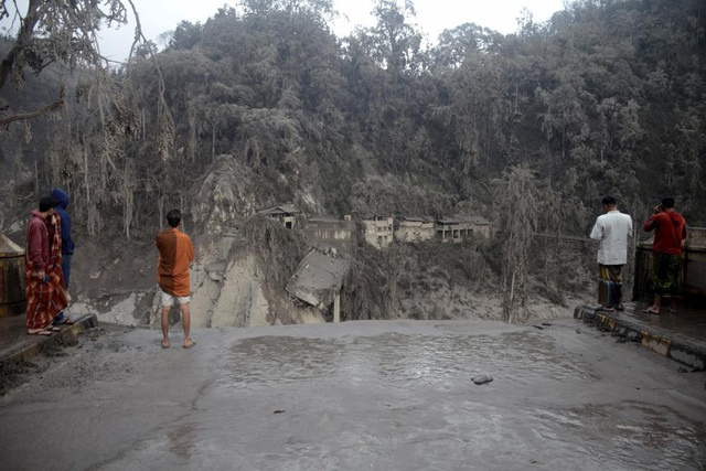 Núi lửa Semeru phun trào ở Indonesia khiến 14 người thiệt mạng, gần 100 người bị thương - Ảnh 3.