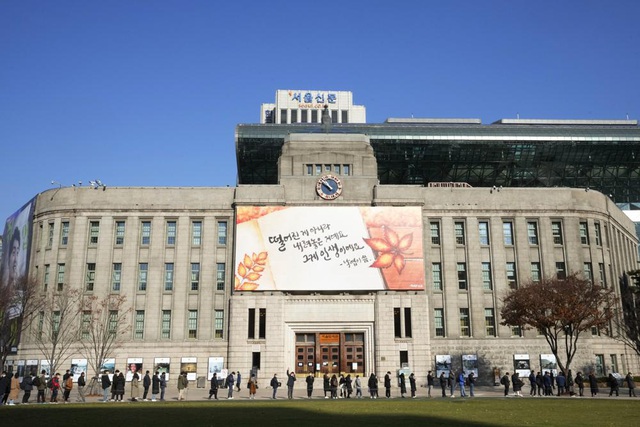 Hàn Quốc áp đặt trở lại quy định siết chặt phòng chống dịch COVID-19 - Ảnh 1.