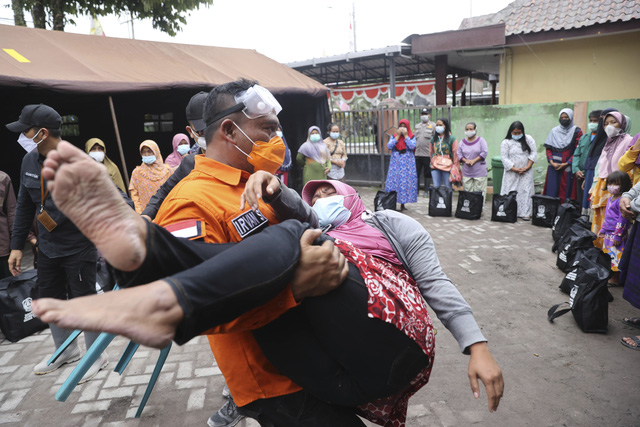 Người dân Indonesia khốn đốn vì núi lửa hoạt động - Ảnh 3.