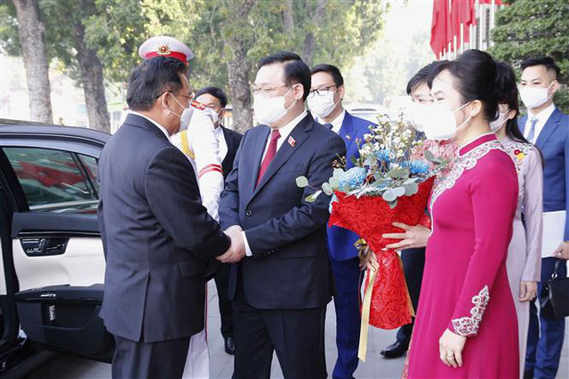 Chủ tịch Quốc hội Vương Đình Huệ đón và hội đàm với Chủ tịch Quốc hội Lào Saysomphone Phomvihane - Ảnh 1.