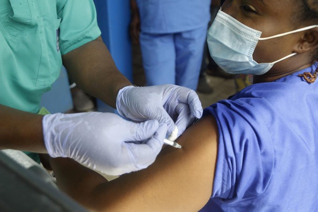 Châu Phi đang có nguy cơ bị bỏ lại đằng sau do sự phân biệt đối xử về vaccine COVID-19 - Ảnh 1.
