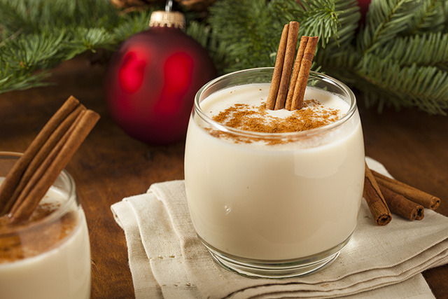 Thử làm cocktail trứng sữa cực đơn giản cho mùa Giáng sinh - Ảnh 2.