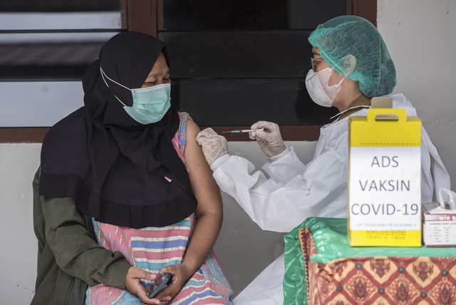 Dịch COVID-19 diễn biến phức tạp tại Lào, mũi vaccine tăng cường có thể được tiêm định kỳ hàng năm - Ảnh 2.