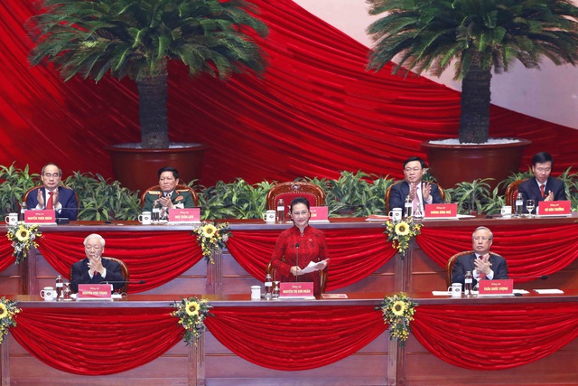 200 Ủy viên Ban Chấp hành Trung ương Đảng khóa XIII ra mắt Đại hội - Ảnh 1.