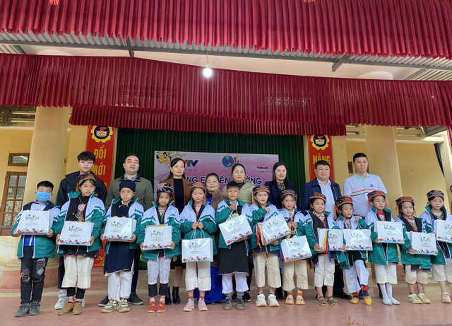 Tết ấm cho em đến với hơn 2.000 học sinh vùng cao tỉnh Tuyên Quang - Ảnh 1.