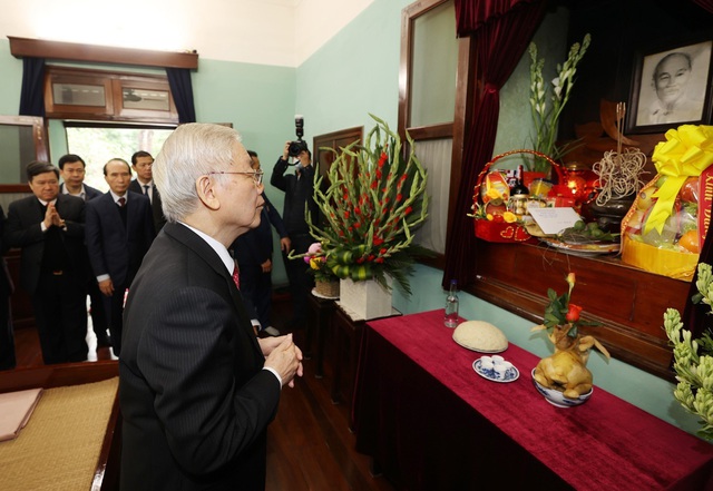 Tổng Bí thư, Chủ tịch nước dâng hương tưởng niệm Bác Hồ nhân dịp Tết Tân Sửu - Ảnh 1.