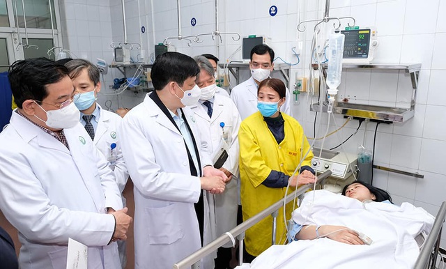 Bộ trưởng Bộ Y tế chúc Tết y bác sĩ và người bệnh tại 2 bệnh viện - Ảnh 1.