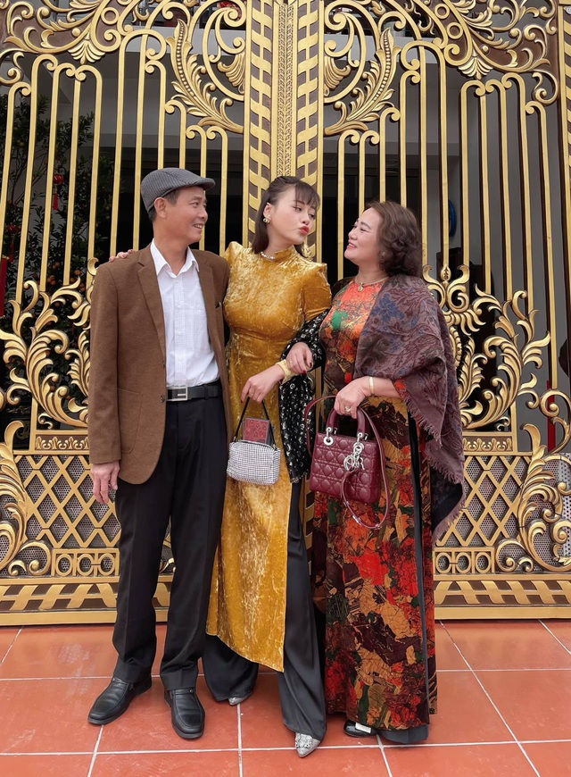 Bảo Thanh, Phương Oanh và dàn diễn viên xinh đẹp đồng loạt khoe ảnh bên gia đình ngày Tết - Ảnh 1.