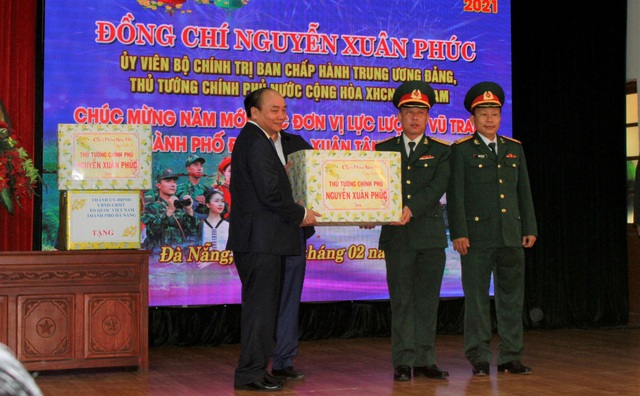 Thủ tướng Nguyễn Xuân Phúc chúc Tết các đơn vị lực lượng vũ trang TP Đà Nẵng - Ảnh 1.