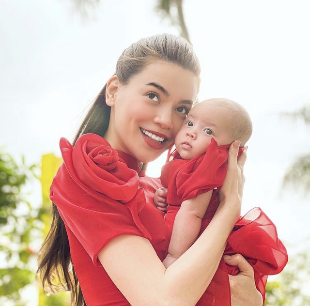 Hà Hồ khoe ảnh Tết siêu đáng yêu của gia đình, Hà Tăng truyền thống với áo dài hồng - Ảnh 2.
